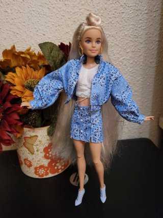 Muñeca Barbie articulada con conjunto vaquero azul