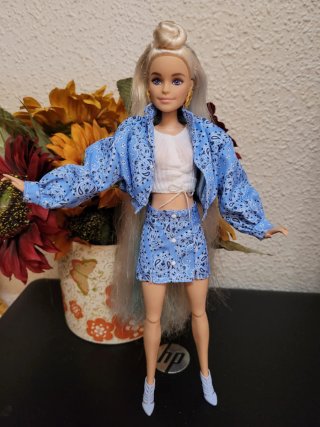 Muñeca Barbie articulada con conjunto vaquero azul