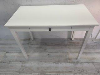 Mesa de cocina blanca con cajón y sillas