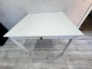 Mesa de cocina blanca con cajón y sillas