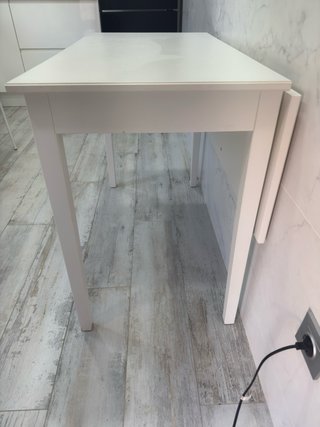 Mesa de cocina blanca con cajón y sillas
