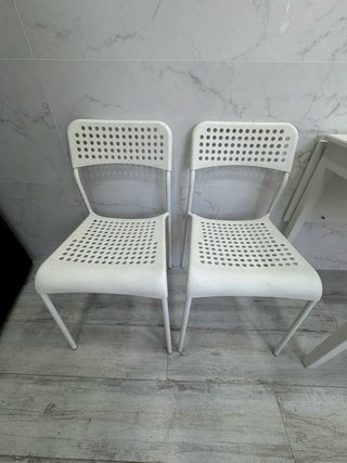 Mesa de cocina blanca con cajón y sillas