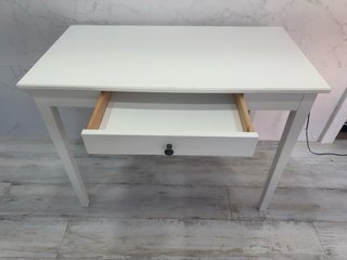 Mesa de cocina blanca con cajón y sillas