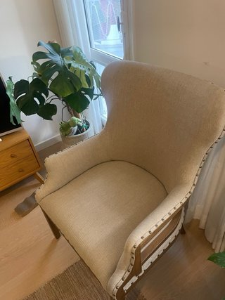 Butaca tapizada beige y madera