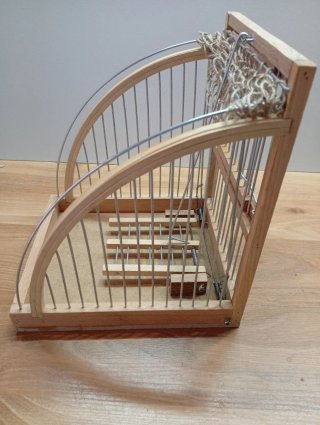 Jaula de madera y metal