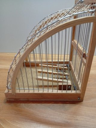 Jaula de madera y metal