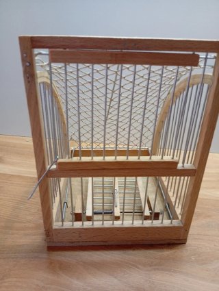 Jaula de madera y metal