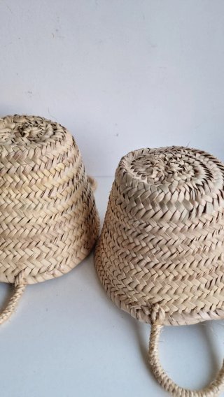 Dos cestos de mimbre hechos a mano