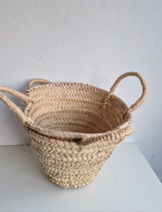 Dos cestos de mimbre hechos a mano