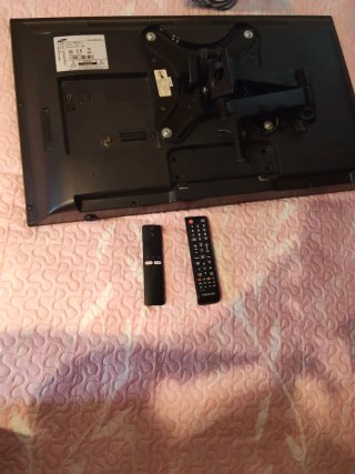 TV Samsung 32 con soporte y Xiaomi TV Stick