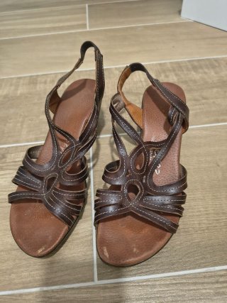 Sandalias Raquel Pérez Marrones Talla 39