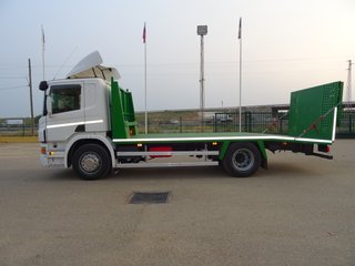 Scania P 320-CAMIONES PORTAMAQUINARIAS