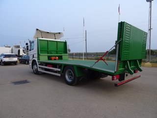 Scania P 320-CAMIONES PORTAMAQUINARIAS
