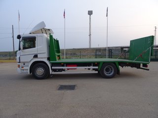 Scania P 320-CAMIONES PORTAMAQUINARIAS