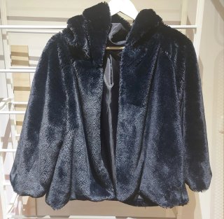 Elegante chaqueta de pelo sintético negra