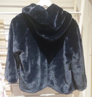 Elegante chaqueta de pelo sintético negra