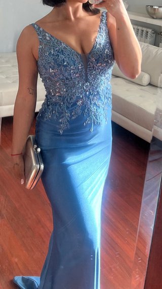 Vestido Marfil invitada azul valorado en  519 €