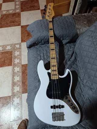 Bajo Marcus Miller V7