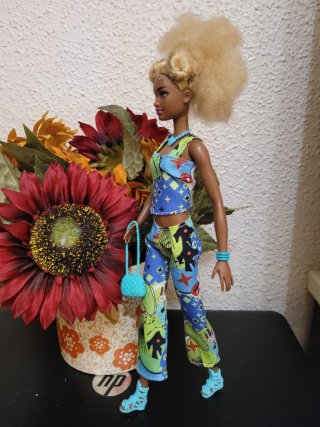 Muñeca Barbie con conjunto moderno