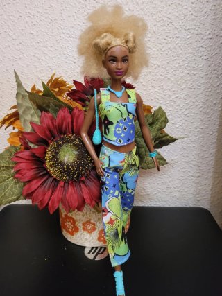 Muñeca Barbie con conjunto moderno