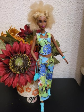 Muñeca Barbie con conjunto moderno