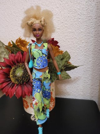 Muñeca Barbie con conjunto moderno
