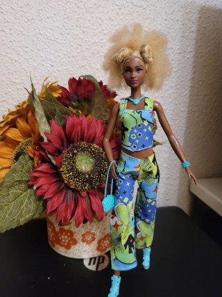 Muñeca Barbie con conjunto moderno