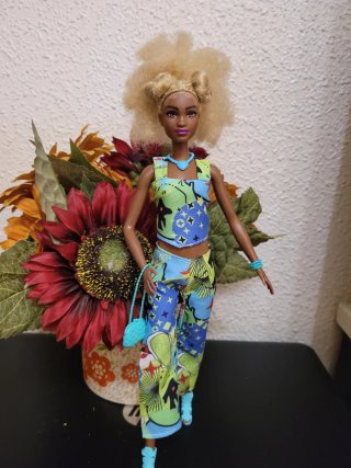 Muñeca Barbie con conjunto moderno