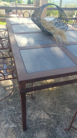 Mesa y sillas de hierro y piedra.