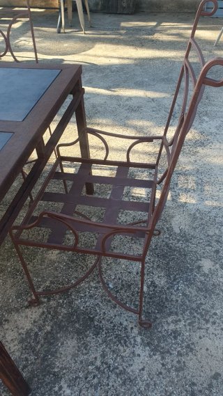 Mesa y sillas de hierro y piedra.