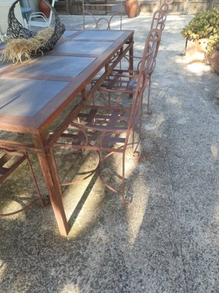 Mesa y sillas de hierro y piedra.
