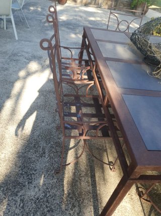 Mesa y sillas de hierro y piedra.