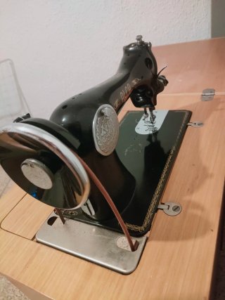 Máquina de coser Alfa con mueble