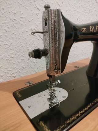 Máquina de coser Alfa con mueble