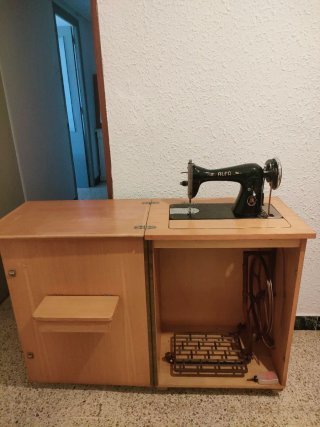 Máquina de coser Alfa con mueble