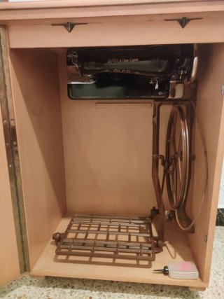 Máquina de coser Alfa con mueble