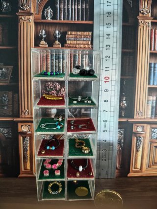 Vitrina expositora para joyas casa de muñecas