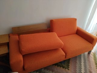 Sofá de tela y madera naranja