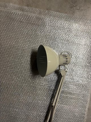 Lámpara de escritorio beige metálica
