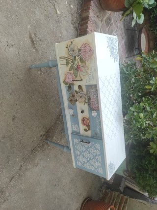 Mueble de madera decorado