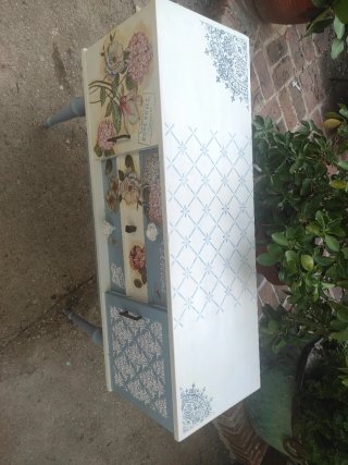 Mueble de madera decorado