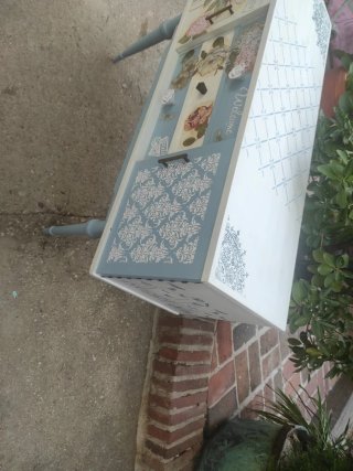Mueble de madera decorado