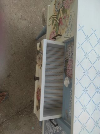 Mueble de madera decorado
