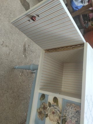 Mueble de madera decorado