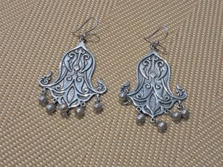 Pendientes egipcios plateados con diseño floral