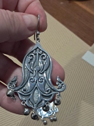 Pendientes egipcios plateados con diseño floral