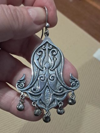 Pendientes egipcios plateados con diseño floral