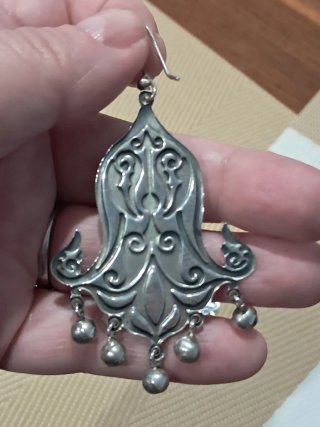 Pendientes egipcios plateados con diseño floral