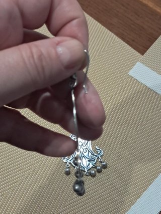 Pendientes egipcios plateados con diseño floral