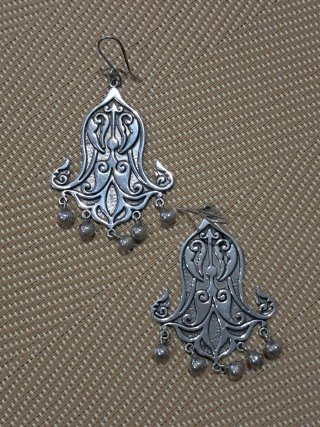 Pendientes egipcios plateados con diseño floral